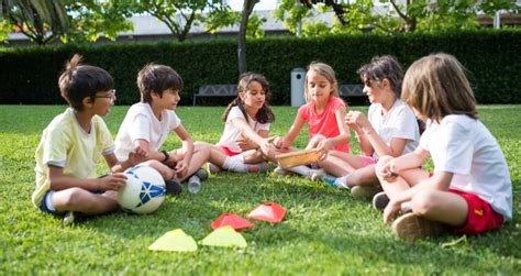 Vaikai žaidžia žaidimą