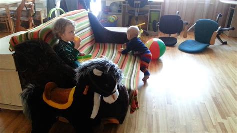 Vaikai žaidžia kliūčių ruožą namuose