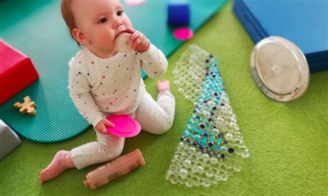 Vaikai žaidžia su Lego kaladėlėmis