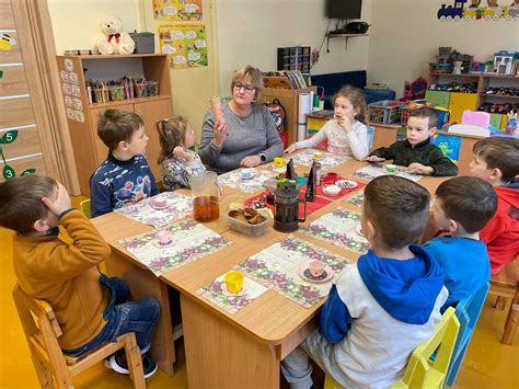 Vaikai daro koliažus iš žurnalų