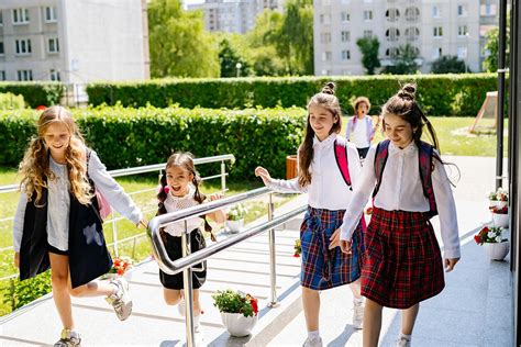 Vaikai einantys į mokyklą