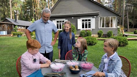 Vaikai gamina kalėdinius papuošimus