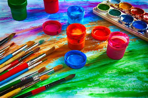 Vaikai užsiima dailės terapija