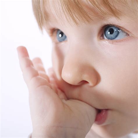 Vaikas čiulpia pirštą