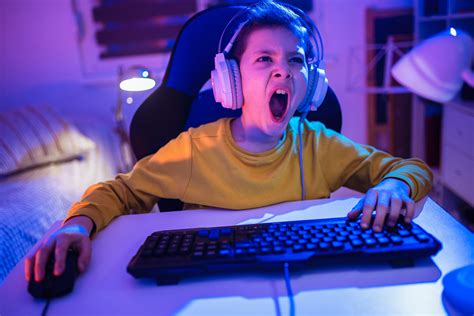 Vaikas žaidžia kompiuterinį žaidimą