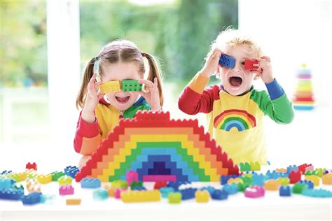 Vaikas žaidžia su kaladėlėmis