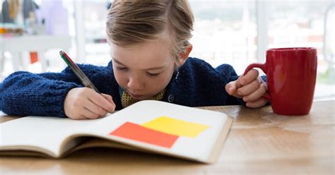 Vaikas ruošia namų darbus