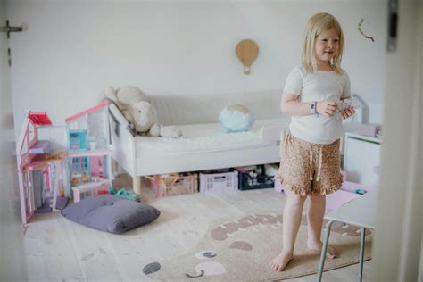 Vaikas ruošiasi būti vienas namuose