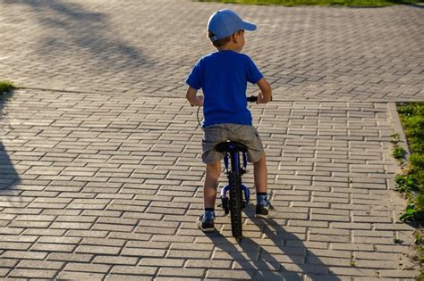 Vaikas važiuoja dviračiu