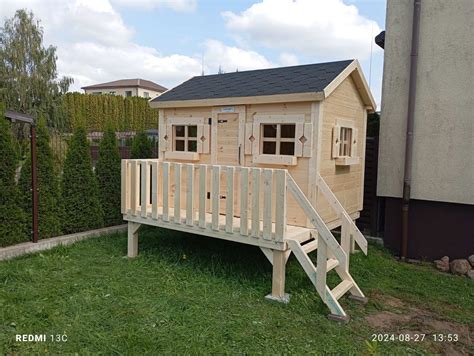 Vaikiškas namelis kieme