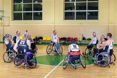 Vežimėlių krepšinio treniruotė