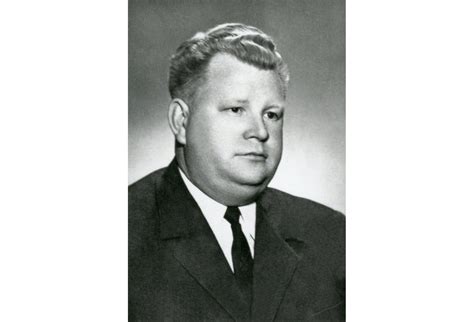 Vytautas Sakalauskas su šunimi Perlu